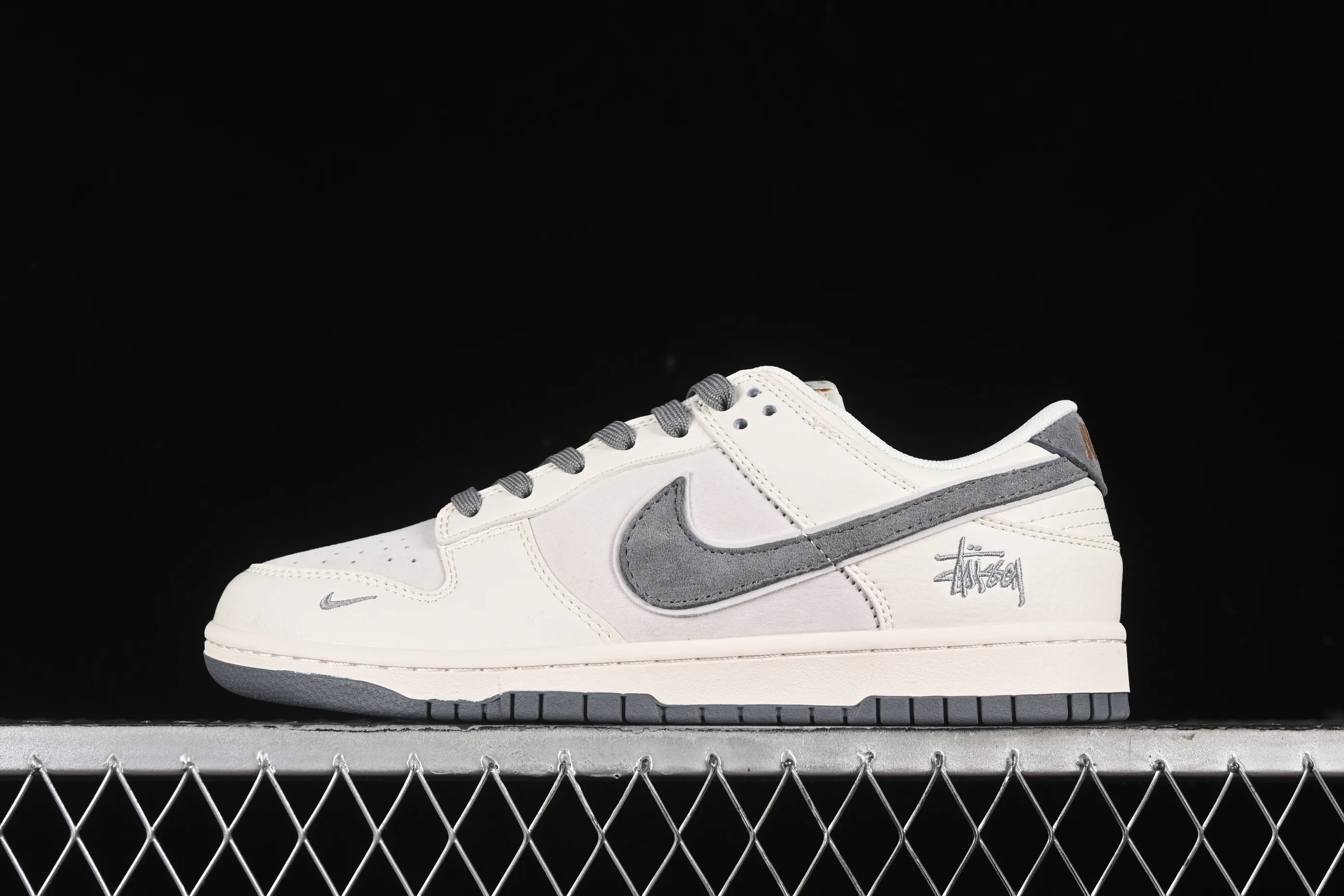 All categories Nk SB Dunk Series Nk SB Dunk Low High-end customized low-top sneakers Nk SB Dunk Low Stusi joint-off-white gray pig eight hook Anniversary high-end customized low-top casual sneakers XX2025-888